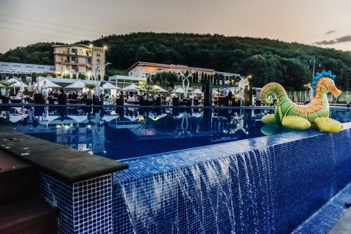 (Video) Destinație de vacanță pentru brașoveni. Se deschide Oxygen Pool&Lounge. Tarifele din acest an. „Pregătește-te pentru un vibe unic care te va purta cu gândul la petrecerile de vară din Ibiza, Mykonos sau Saint-Tropez” 2