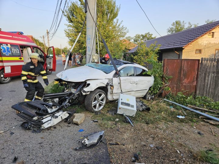 O tânără de 23 de ani a murit la scurt timp după ce s-a întors din Germania să-și revadă familia. A intrat cu viteză într-un stâlp 1