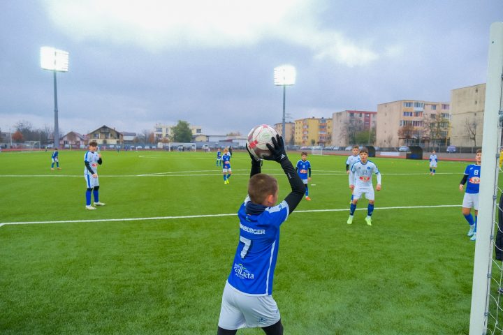 Foto Brașov. S-a inaugurat Baza Sportivă Carpați: teren de fotbal cu gazon sintetic, cu nocturnă și tribună, prima pistă de alergare din Brașov care poate fi omologată și o sală de sport pentru competiții sportive la nivel de ligă națională. 5