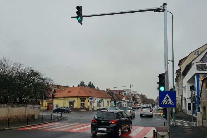 Brașov. Un nou semafor a fost pus în funcțiune într-o intersecție complicată 1