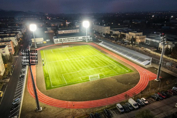 Foto Brașov. S-a inaugurat Baza Sportivă Carpați: teren de fotbal cu gazon sintetic, cu nocturnă și tribună, prima pistă de alergare din Brașov care poate fi omologată și o sală de sport pentru competiții sportive la nivel de ligă națională. 3