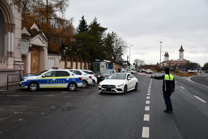 Brașov. După ce un tânăr a fost ucis pe trecerea de pietoni, polițiștii au ieșit în control: 18 permise reținute pentru neacordarea priorității pietonilor, iar alte 4 pentru nerespectarea culorii roșii a semaforului electric 2