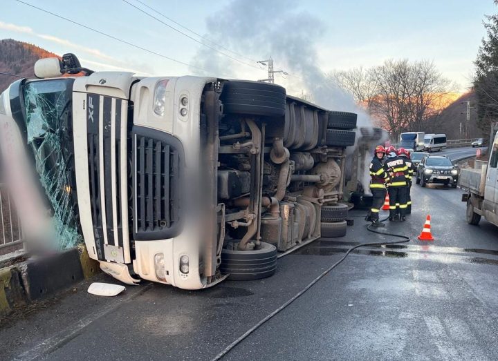 Un șofer din Brașov a rănit o fetiță de 13 ani după ce a intrat cu autoturismul într-o mașină și apoi într-un stâlp/ TIR răsturnat pe DN 1, Braşov – Ploieşti 2