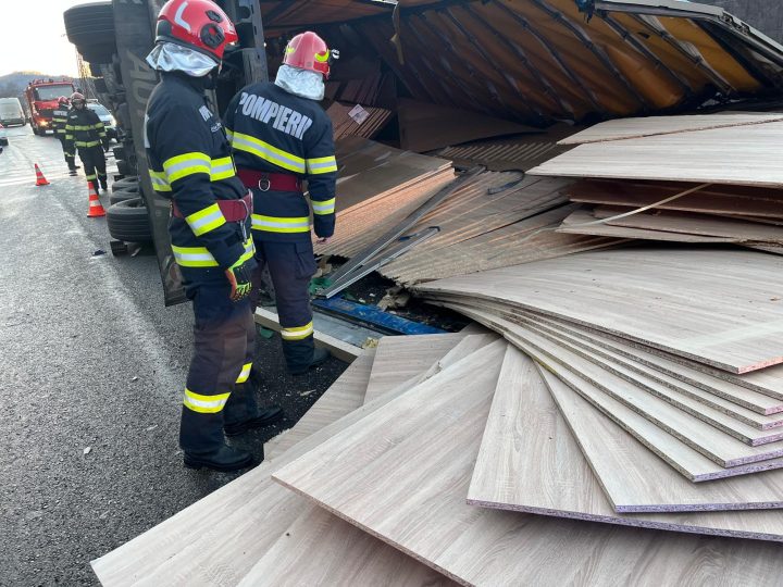 Un șofer din Brașov a rănit o fetiță de 13 ani după ce a intrat cu autoturismul într-o mașină și apoi într-un stâlp/ TIR răsturnat pe DN 1, Braşov – Ploieşti 4