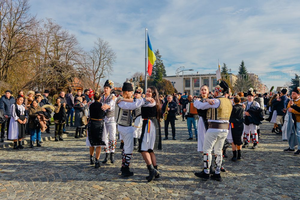 Festivalul Cetelor de Feciori din Ţara Făgăraşului. „În acest an am avut 24 de cete. Ne bucurăm că tinerii s-au îmbrăcat românește corect” 3