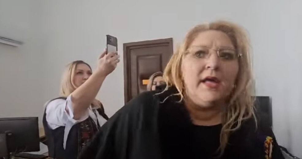 (Video) Diana Șoșoacă a intrat cu forța peste judecătorii CCR. A căutat în caserolele cu mâncare: „Ciorbică de perișoare... Ia, ce mai avem pe aici? Brânzică, prăjituri” 1