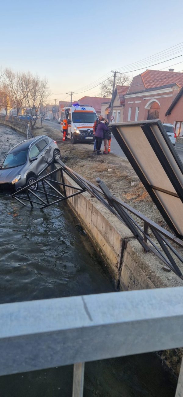 (Video) O șoferiță a intrat în depășire în timp ce era depășită de o altă șoferiță pe E 85. O fetiță de 8 ani a fost rănită 3