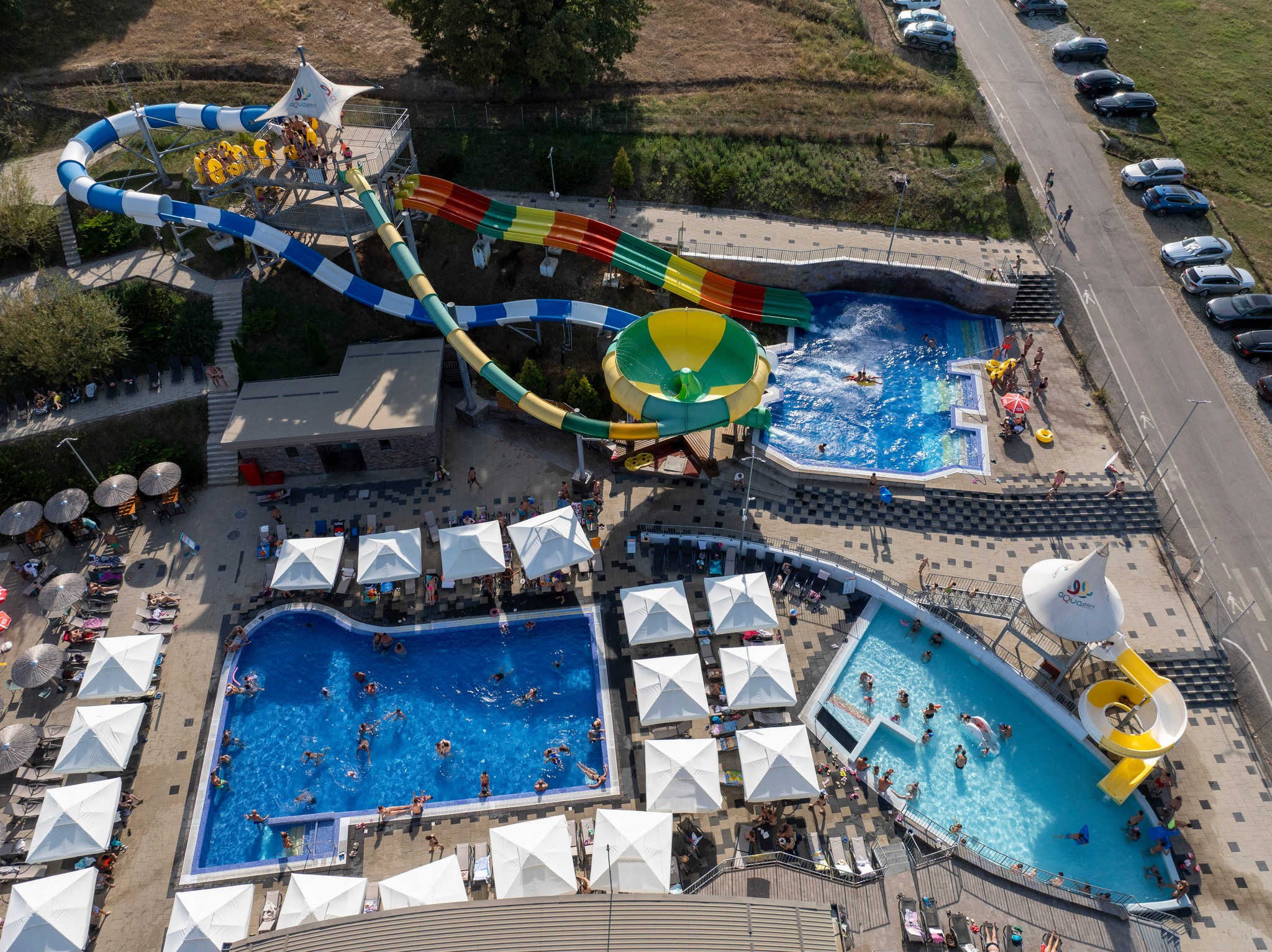 Se deschide AquaPark-ul unic din Ardeal, construit pe un fost depozit de armament. Este cel mai mare parc tematic din România: tobogane, bazine, aventură și adrenalină 2 Se deschide AquaPark-ul unic din Ardeal, construit pe un fost depozit de armament. Este cel mai mare parc tematic din România: tobogane, bazine, aventură și adrenalină 2