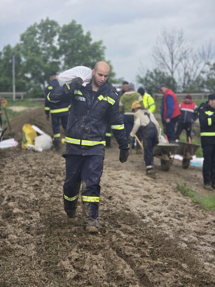 (Foto/Video) Inundații Brașov. Toată lumea la diguri, mobilizare exemplară! Pompieri, jandarmi, polițiști, voluntari civili. Primarul Scripcaru: „Vreau să-i asigur pe toți cetățenii că facem tot ceea ce este necesar pentru a îi proteja”. Care este situația în Brașov, Făgăraș, Săcele, Zărnești, Măieruș, Bod, Dumbrăvița 1