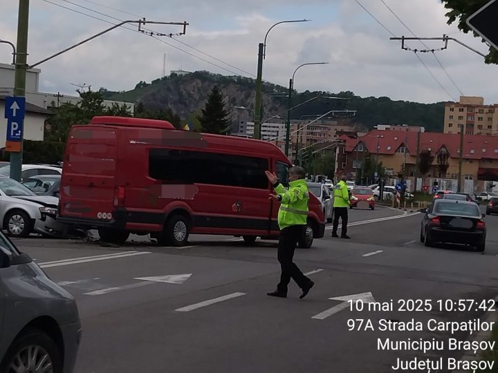 (Video) Brașov. Momentul când microbuzul plin cu 15 copii este lovit pe strada Carpaților a fost filmat 3