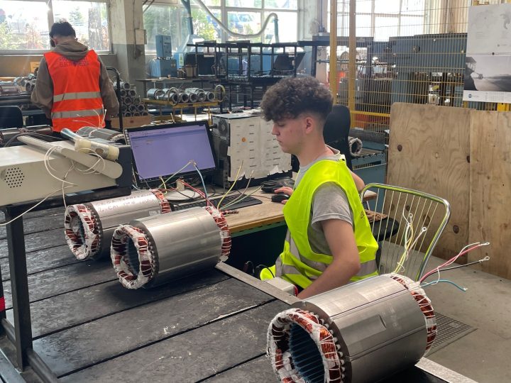 Brașov. Elevii pășesc în meseriile care contează cu adevărat pentru viitorul lor. Practică la Electroprecizia Săcele 2