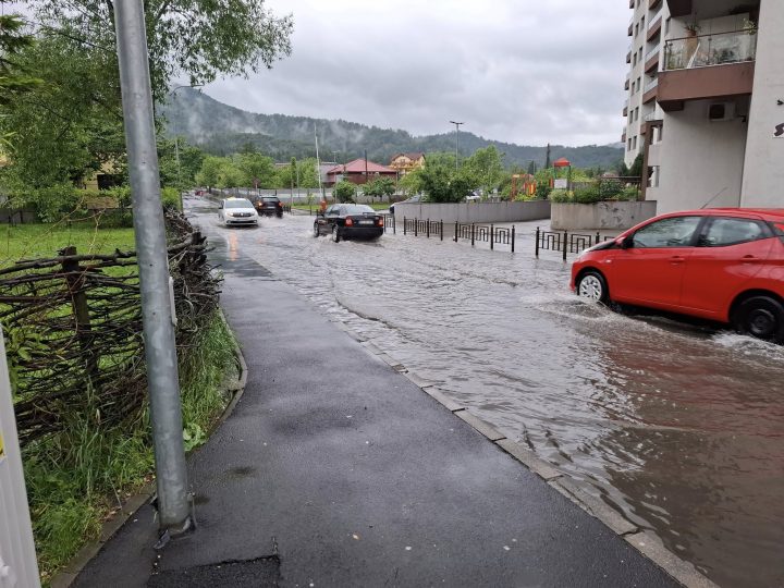 (Video) Cod Roșu de inundații în Brașov. „În Cartierul Noua apa iese la propriu de sub drum În curând o sa avem mașini cu vâsle!” . Bucăți de tencuială au căzut pe un autoturism 1