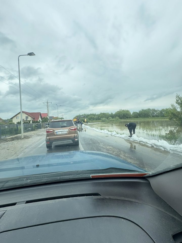 (Foto/Video) Inundații Brașov. Toată lumea la diguri, mobilizare exemplară! Pompieri, jandarmi, polițiști, voluntari civili. Primarul Scripcaru: „Vreau să-i asigur pe toți cetățenii că facem tot ceea ce este necesar pentru a îi proteja”. Care este situația în Brașov, Făgăraș, Săcele, Zărnești, Măieruș, Bod, Dumbrăvița 2