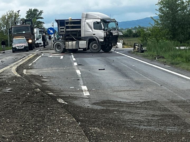 Două camioane s-au ciocnit pe DN1 Brașov–Sibiu: Trafic blocat complet, balastru împrăștiat pe șosea 2