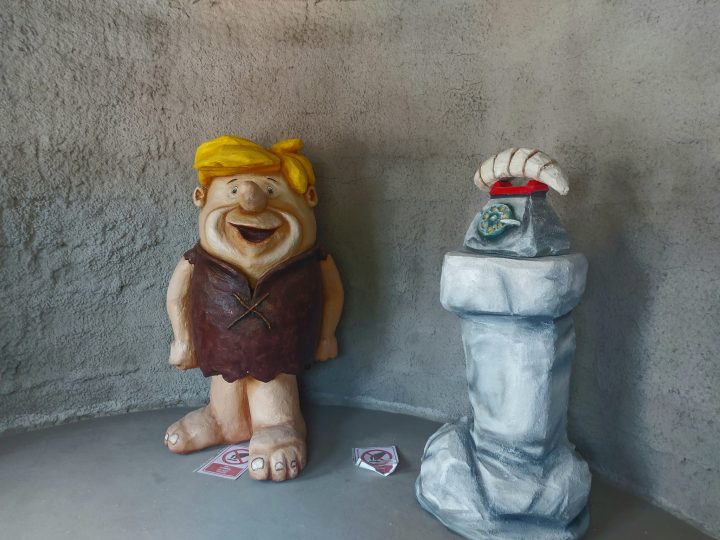 (Video) S-a deschis o nouă atracţie pentru copii: Dino Parc Mehadia. Căsuțe din Epoca de Piatră și dinozauri animatronici. Copiii pot întâlni personaje din lumea lui Fred Flinstone.  6