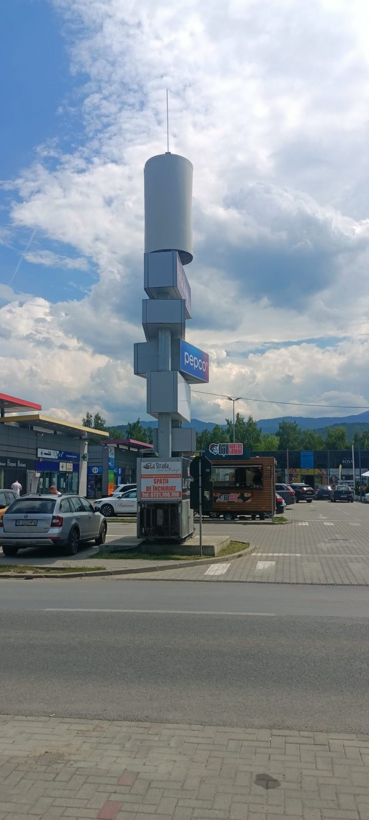 Brașov. Radiații de la antenă GSM lângă locul de joacă? Medicul Dan Grigorescu: „Adică, după ce că a fost montată ilegal, antena mai și funcționează ilegal de 15 luni!” 2