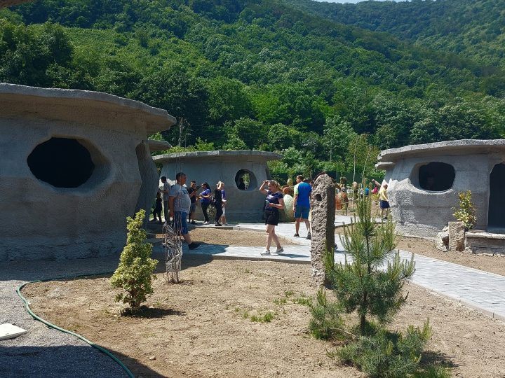 (Video) S-a deschis o nouă atracţie pentru copii: Dino Parc Mehadia. Căsuțe din Epoca de Piatră și dinozauri animatronici. Copiii pot întâlni personaje din lumea lui Fred Flinstone.  4