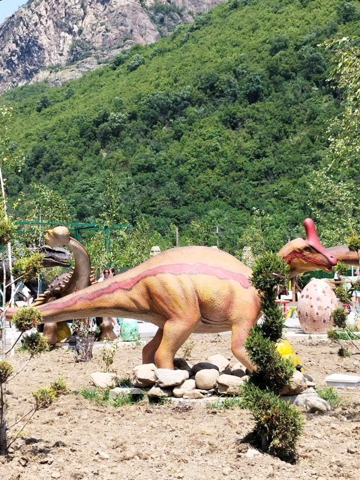 (Video) S-a deschis o nouă atracţie pentru copii: Dino Parc Mehadia. Căsuțe din Epoca de Piatră și dinozauri animatronici. Copiii pot întâlni personaje din lumea lui Fred Flinstone.  2