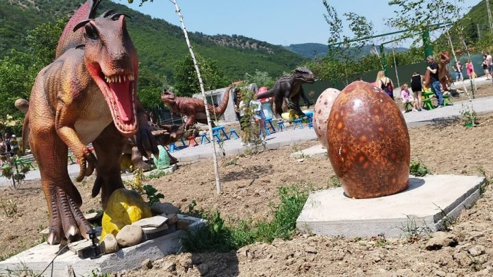 (Video) S-a deschis o nouă atracţie pentru copii: Dino Parc Mehadia. Căsuțe din Epoca de Piatră și dinozauri animatronici. Copiii pot întâlni personaje din lumea lui Fred Flinstone.  1