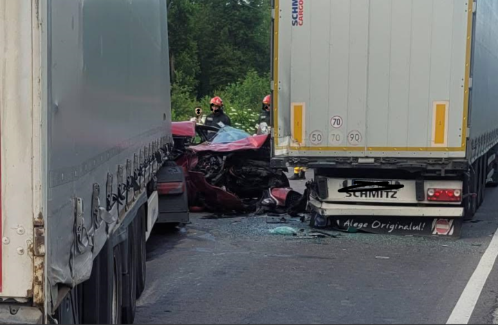 Accident Brașov. Autoturism zdrobit între două camioane pe DN11 2