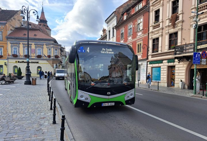 Brașov. Autobuzele RATBV vor avea luni banderole albe la oglinzi sau ștergătoare și vor circula cu farurile aprinse și pe timp de zi 1