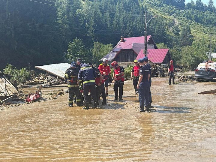 (Video) Elicopter din Brașov, trimis în mijlocul iadului de apă din Suceava 4