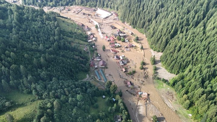 (Video) Elicopter din Brașov, trimis în mijlocul iadului de apă din Suceava 1