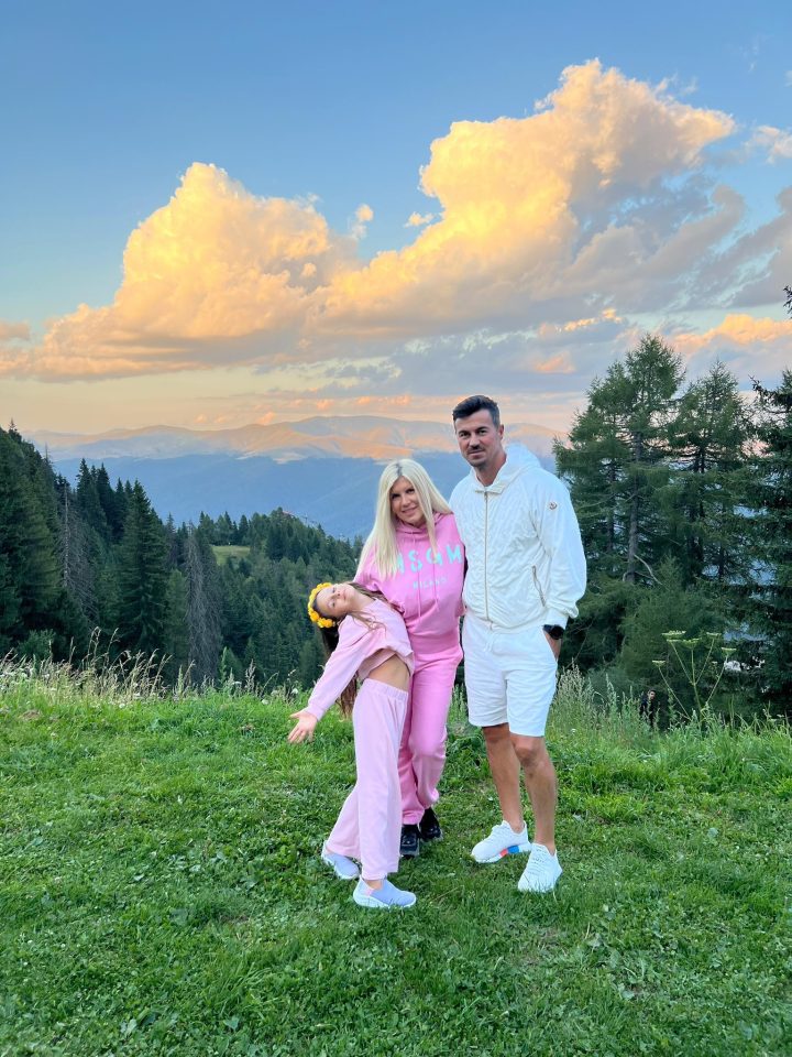 (Video) Elena Udrea, față în față cu ursul – „Ne-a salvat câinele!”. 6 tineri speriați de urs, pe o stradă din Săcele, Brașov 2