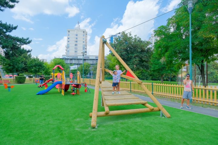 (Video) Centrul Civic din Brașov are primul loc de joacă din România cu suprafață ecologică din materiale reciclabile 2