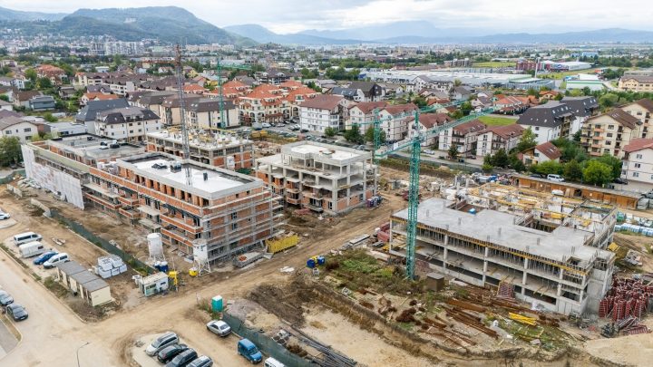 (Foto) Brașov. Cum arată noile blocuri Maurer:  jurnal de șantier pe septembrie 2025 Avantgarden 3 – Faza V și Maurer Villas 7