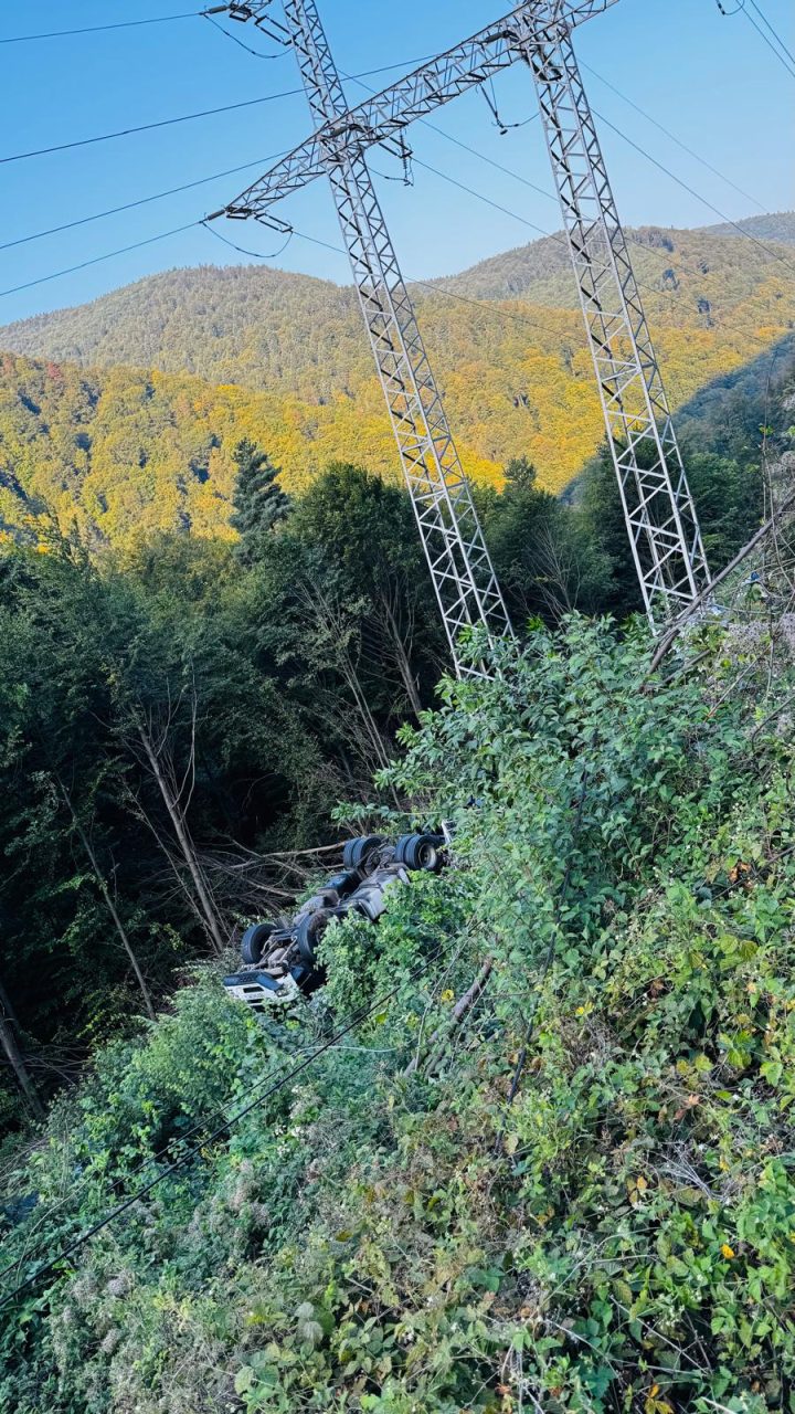 (Video) Tir prăbușit în prăpastie pe DN1, în sensul dinspre Brașov. A căzut la 15 metri 3