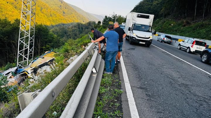 (Video) Tir prăbușit în prăpastie pe DN1, în sensul dinspre Brașov. A căzut la 15 metri 2