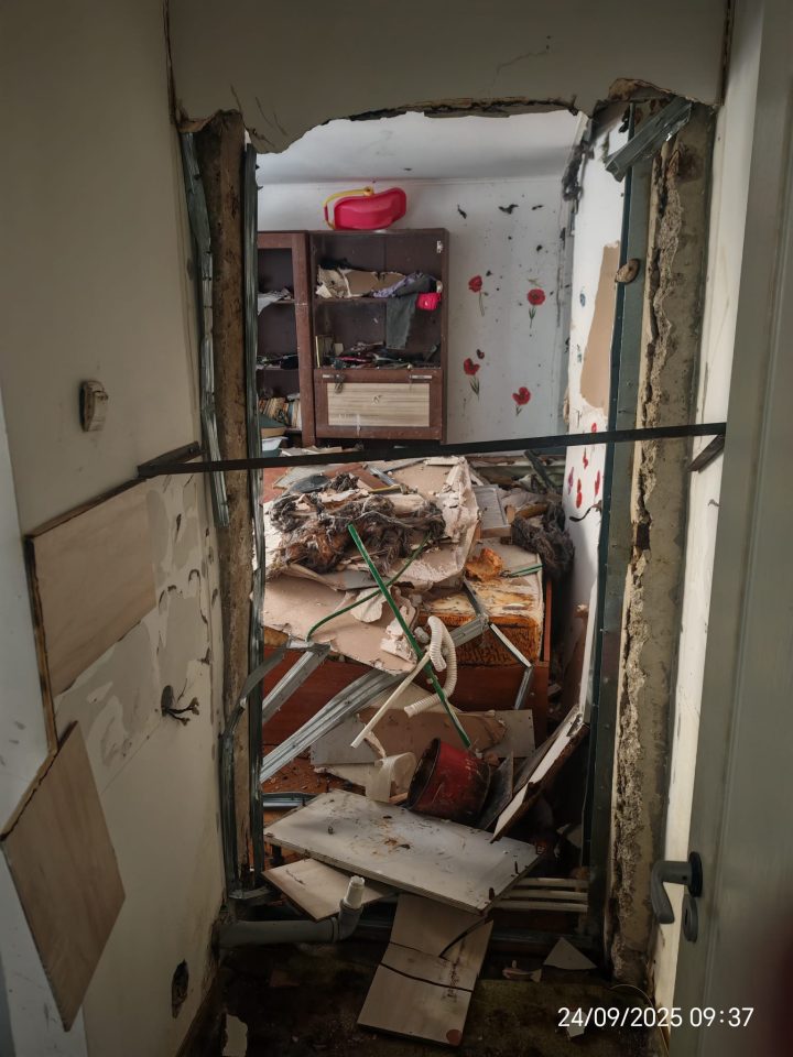 (Foto) Intervenție ISU Brașov. Explozia din apartament care a zguduit întreg blocul. Ferestre spulberate, obiecte aruncate în stradă 1
