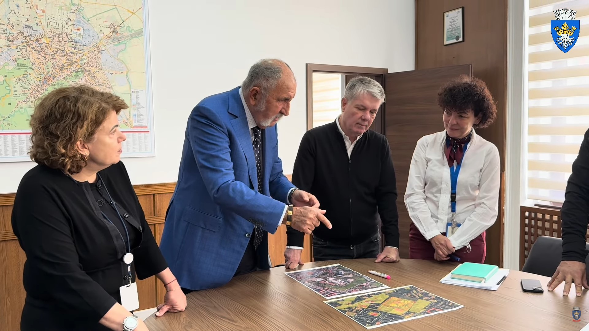 (Video) Primăria Brașov i-a găsit lui Ion Ţiriac un teren pentru un centru sportiv gigant, cu fotbal, atletism, tenis, baschet: „Trebuie să prind treaba asta şi să o termin până vara viitoare” 1 (Video) Primăria Brașov i-a găsit lui Ion Ţiriac un teren pentru un centru sportiv gigant, cu fotbal, atletism, tenis, baschet: „Trebuie să prind treaba asta şi să o termin până vara viitoare” 1