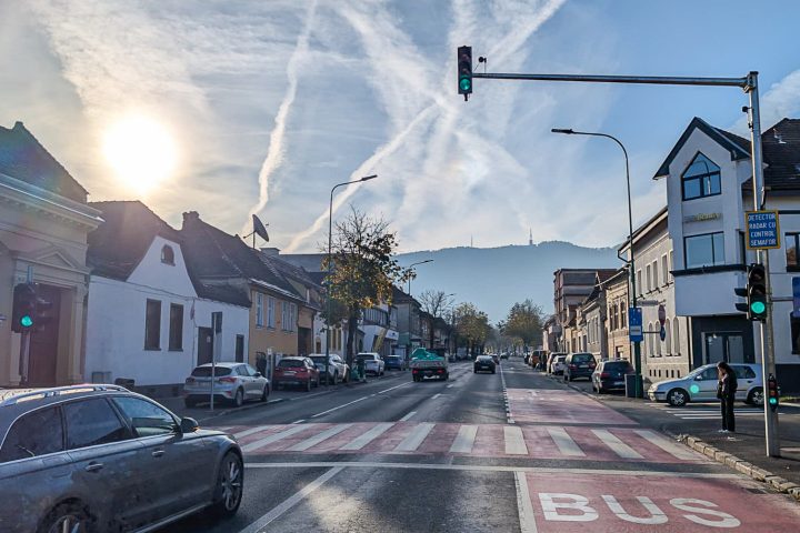 Brașov. Ai roșu la semafor dacă depășești viteza legală! Noul sistem care îi blochează pe vitezomani și le oferă pietonilor siguranță, fără bumpere și fără scuze 4