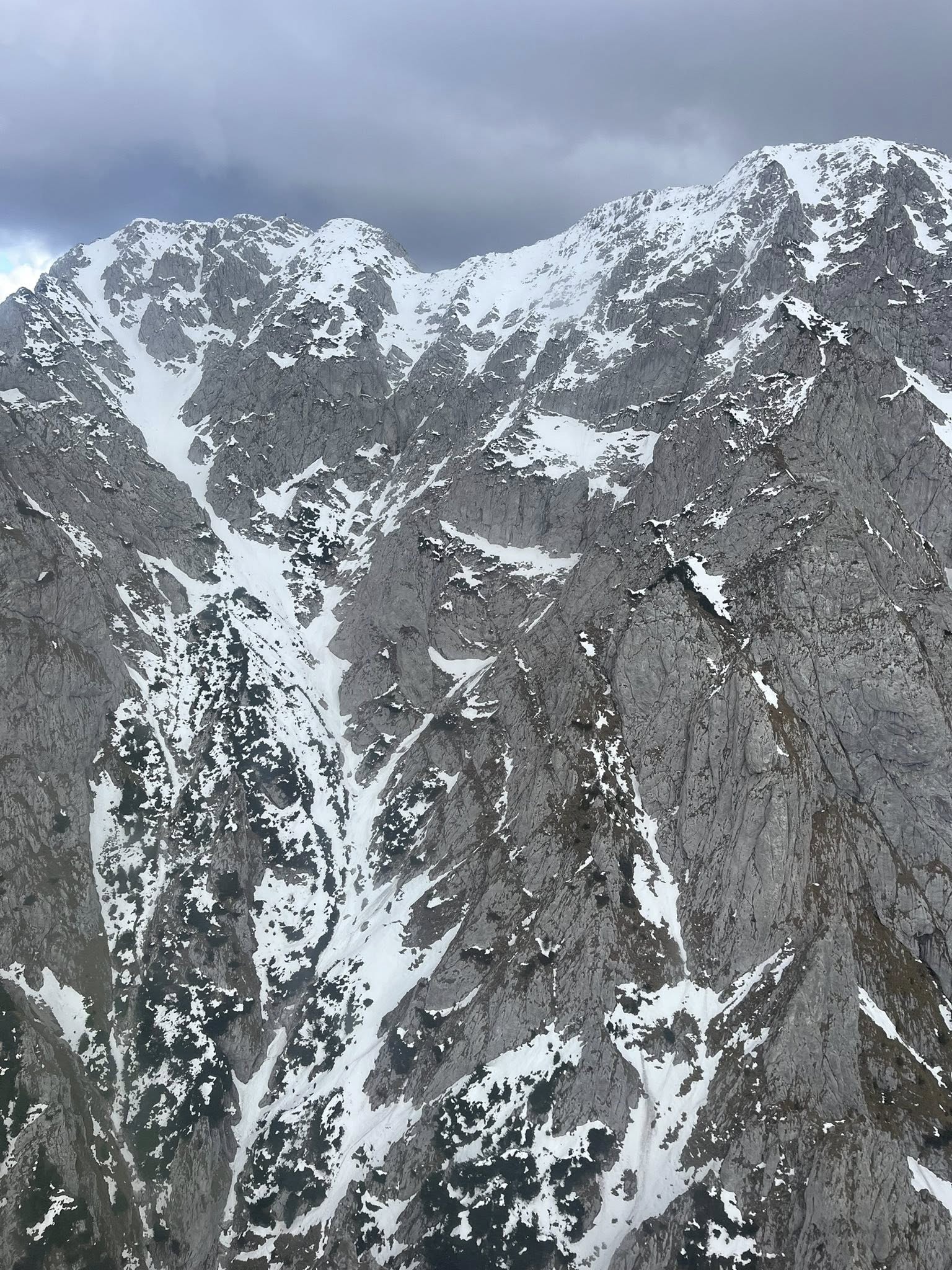 Brașov. Încă un turist și-a pierdut viața în Piatra Craiului. Prăbușit 300 de metri sub ochii nepotului de 12 ani 4 Brașov. Încă un turist și-a pierdut viața în Piatra Craiului. Prăbușit 300 de metri sub ochii nepotului de 12 ani 4