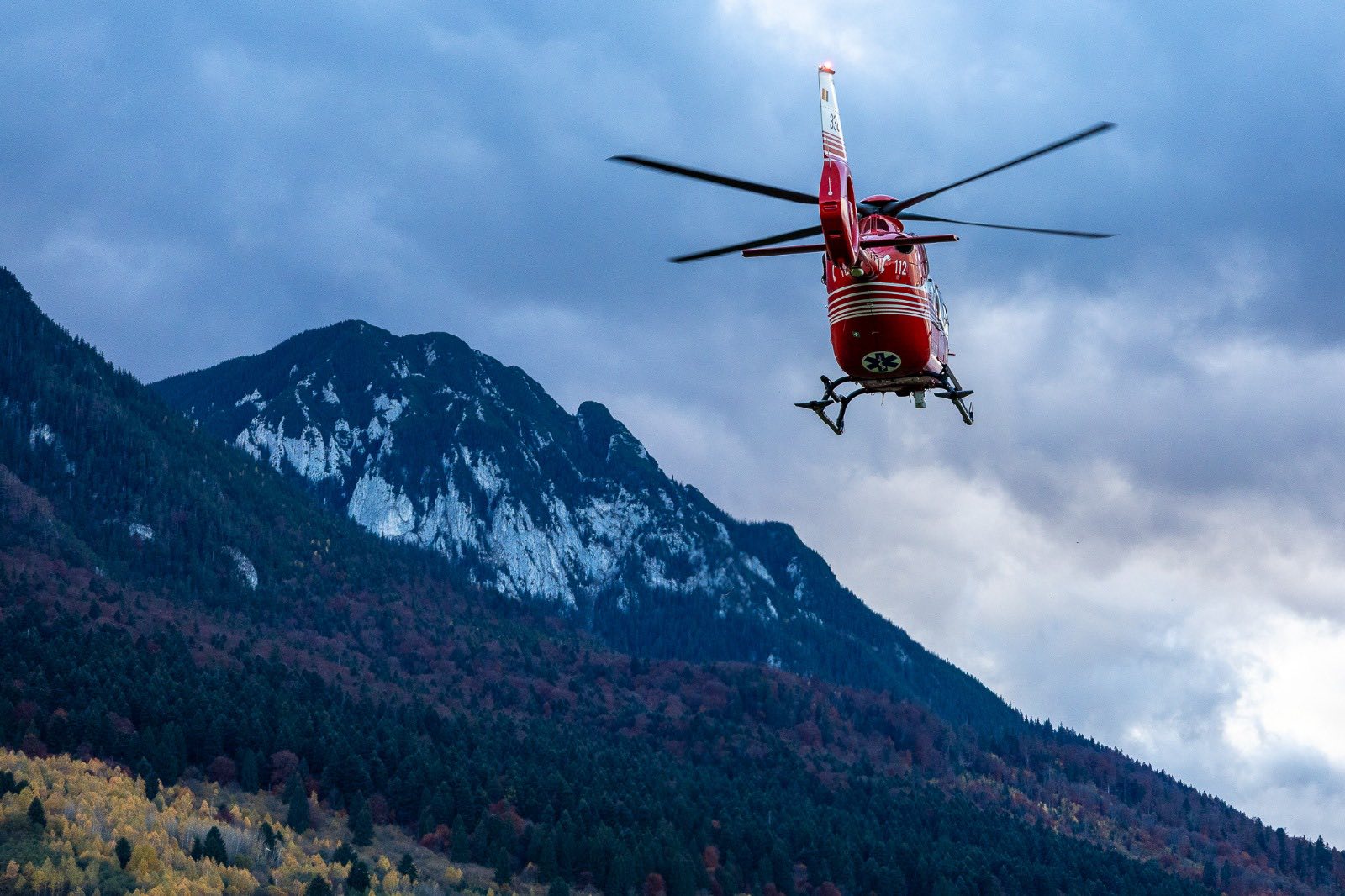 Brașov. Încă un turist și-a pierdut viața în Piatra Craiului. Prăbușit 300 de metri sub ochii nepotului de 12 ani 3 Brașov. Încă un turist și-a pierdut viața în Piatra Craiului. Prăbușit 300 de metri sub ochii nepotului de 12 ani 3