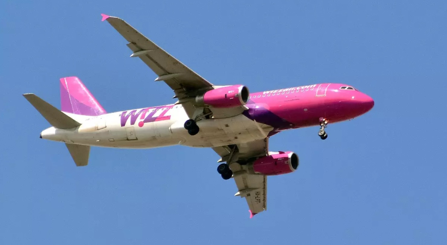 Incident la primul zbor Aeroportul Brașov – Memmingen: avion lovit de o pasăre, sute de pasageri blocați la sol. Pasărea care a stricat sărbătoarea Brașovului. Câte ore au așteptat pasagerii 1 Incident la primul zbor Aeroportul Brașov – Memmingen: avion lovit de o pasăre, sute de pasageri blocați la sol. Pasărea care a stricat sărbătoarea Brașovului. Câte ore au așteptat pasagerii 1