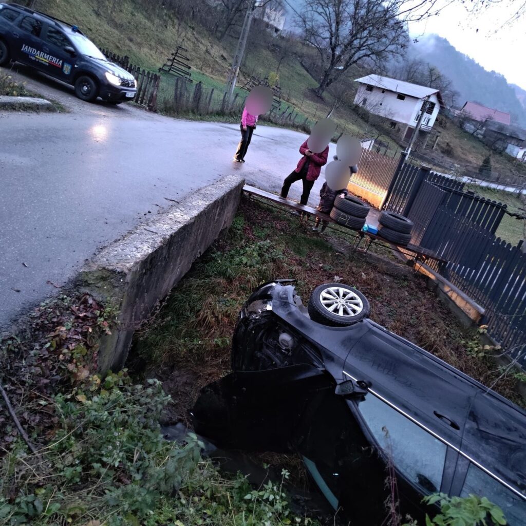O șoferiță a ajuns la spital după ce s-a răsturnat cu mașina pe DJ 687. Doi jandarmi au văzut în oglinda retrovizoare cum o șoferiță cade de pe pod 4 O șoferiță a ajuns la spital după ce s-a răsturnat cu mașina pe DJ 687. Doi jandarmi au văzut în oglinda retrovizoare cum o șoferiță cade de pe pod 4