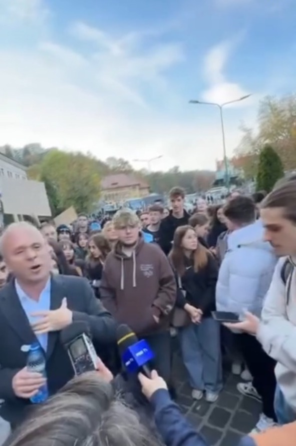 (Video) Brașov. „Rectorul a adus gândacii acolo sau cei care au stat acolo?” – răspunsul viral al rectorului de la Transilvania care a stârnit revoltă printre studenți 1 (Video) Brașov. „Rectorul a adus gândacii acolo sau cei care au stat acolo?” – răspunsul viral al rectorului de la Transilvania care a stârnit revoltă printre studenți 1