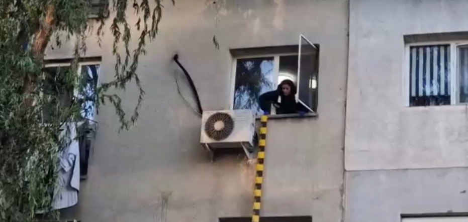 (Video) Cum a căzut fetița de numai 2 ani de la etajul al doilea al unui bloc. Greșeala făcută de mama ei. Fetița s-a prăbuşit în faţa unor fetiţe de 10 şi 12 ani ce se plimbau în spatele blocului 1 (Video) Cum a căzut fetița de numai 2 ani de la etajul al doilea al unui bloc. Greșeala făcută de mama ei. Fetița s-a prăbuşit în faţa unor fetiţe de 10 şi 12 ani ce se plimbau în spatele blocului 1