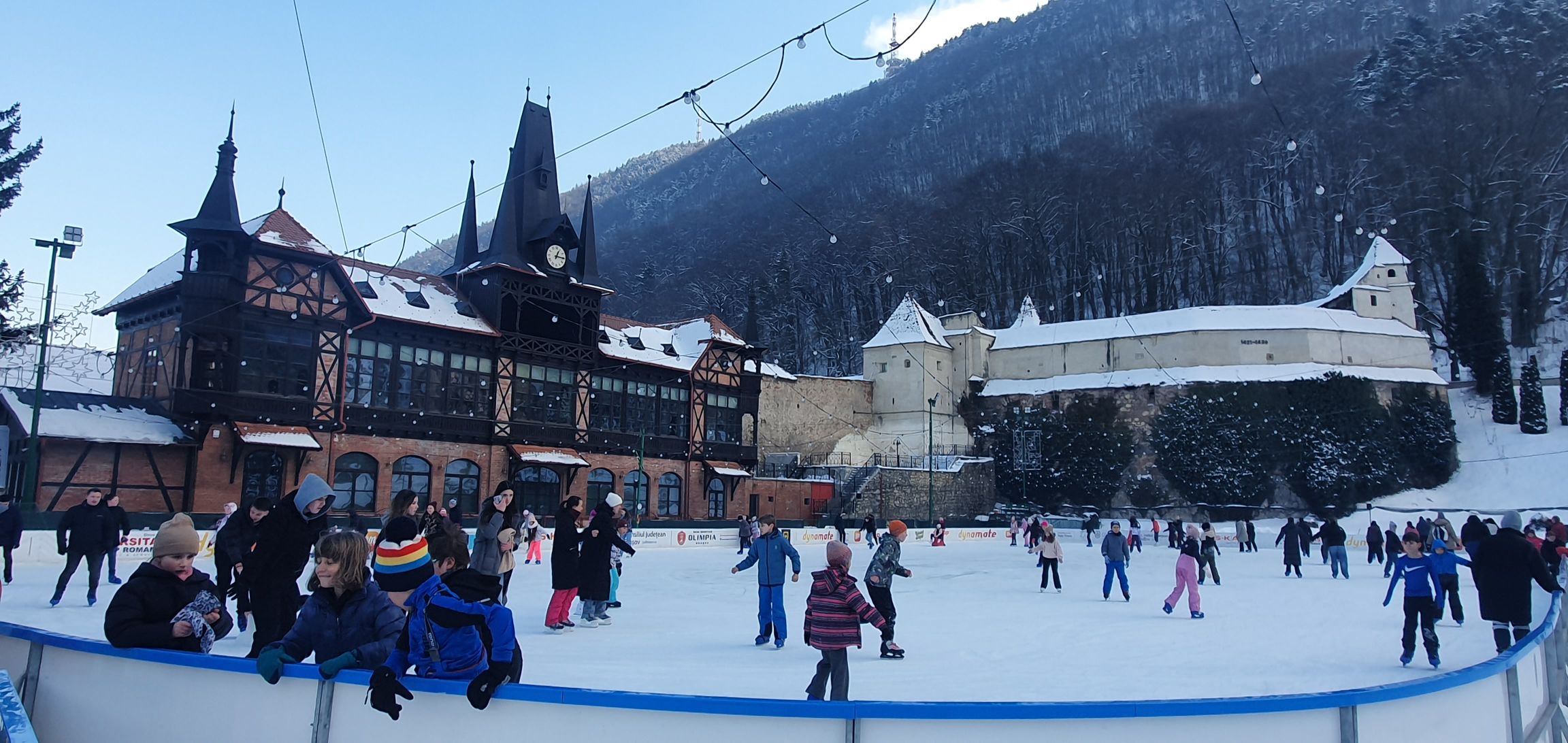 Brașov. Se deschide patinoarul de la Baza Sportivă Olimpia. Peste 400 de perechi de patine și 6 serii pe zi 2 Brașov. Se deschide patinoarul de la Baza Sportivă Olimpia. Peste 400 de perechi de patine și 6 serii pe zi 2