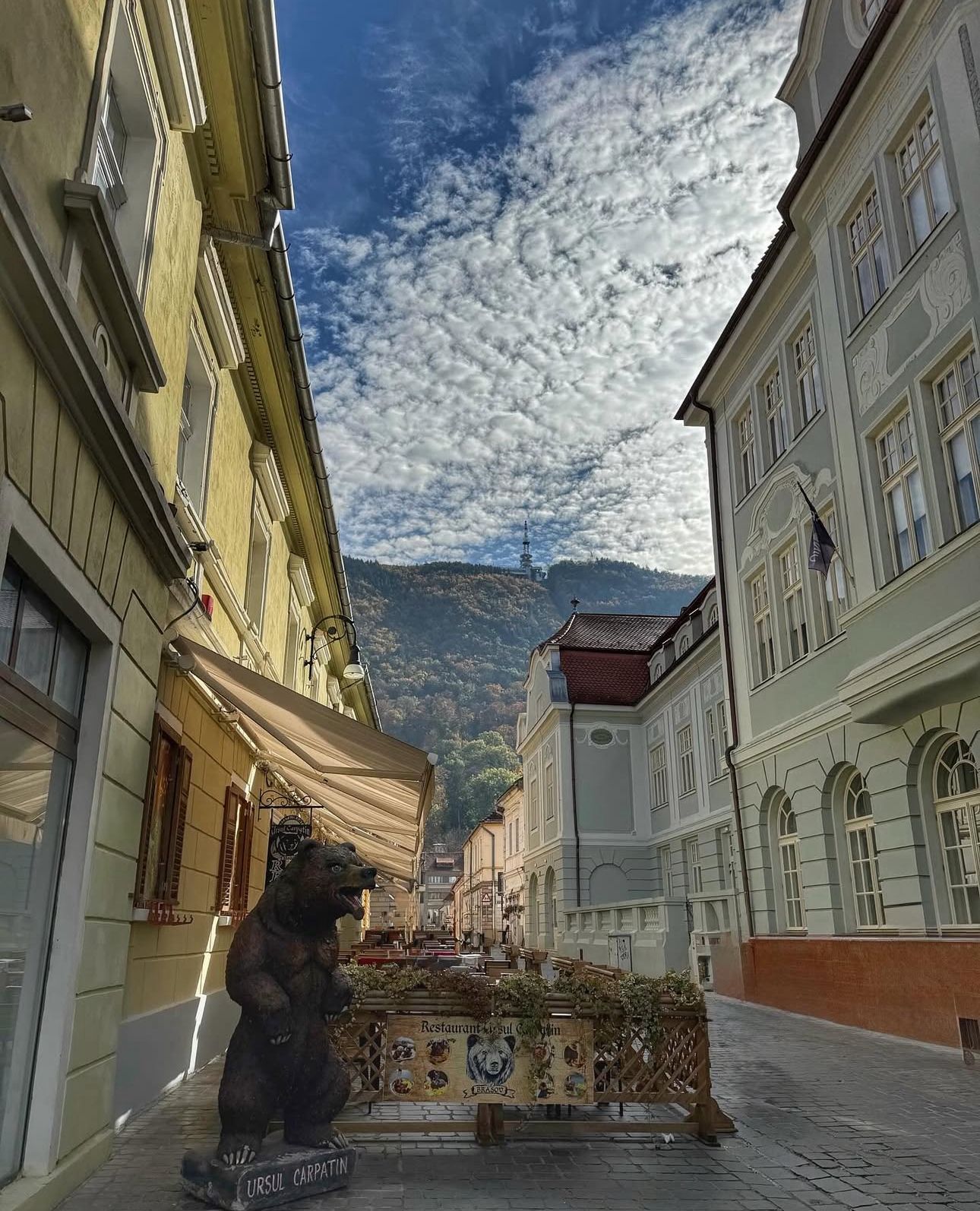 (Video) Fenomen periculos în Brașov: turiștii pleacă fără să plătească nota. Alți patru turiști au mâncat pe săturate și au fugit fără să plătească. Ce mesaj le-a transmis patroana restaurantului: „Să vedeți ce am pățit” 1 (Video) Fenomen periculos în Brașov: turiștii pleacă fără să plătească nota. Alți patru turiști au mâncat pe săturate și au fugit fără să plătească. Ce mesaj le-a transmis patroana restaurantului: „Să vedeți ce am pățit” 1