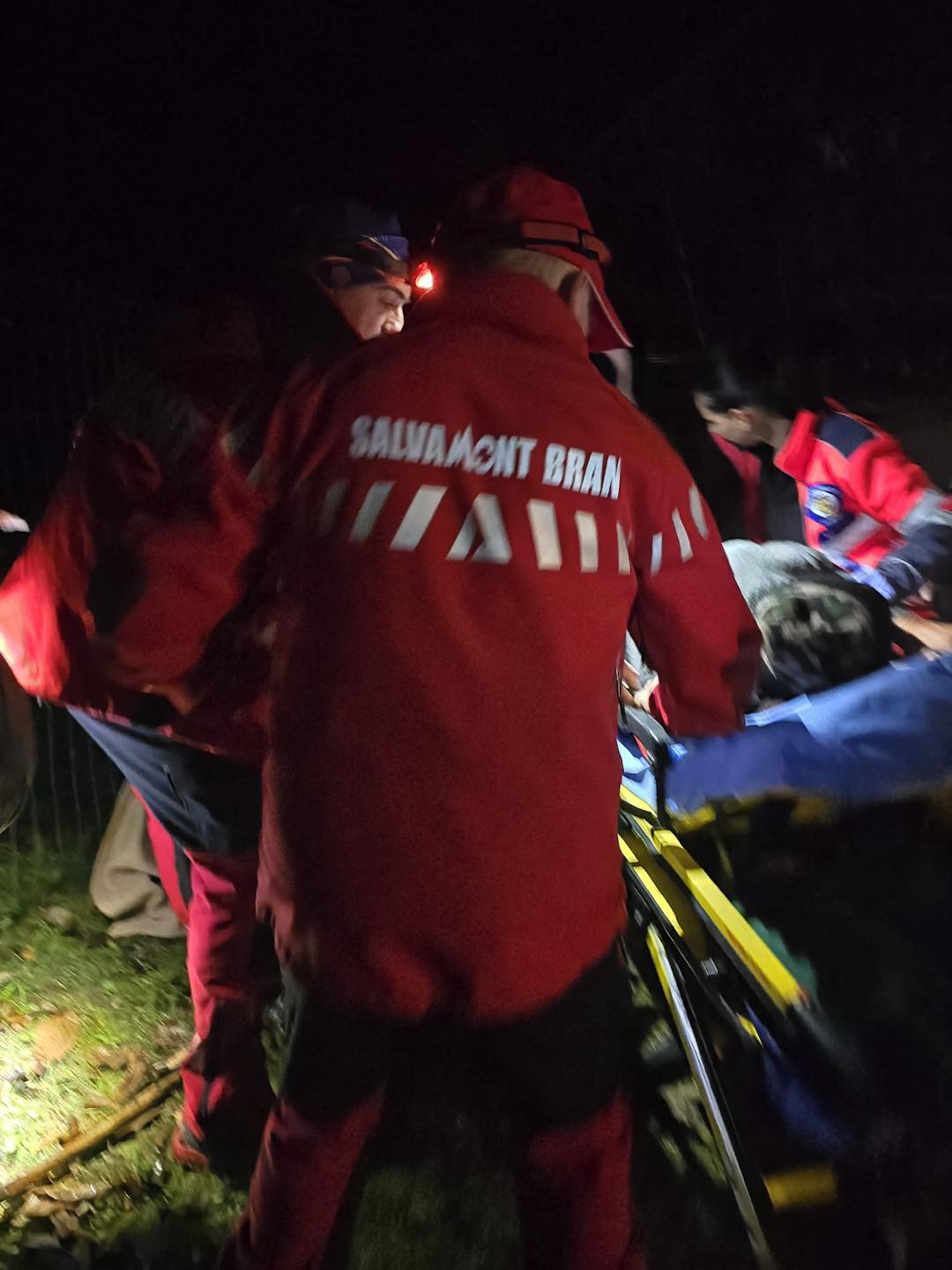 (Video) Operațiune contra cronometru în Poiana Brașov: pompierii au salvat un mânz căzut într-un canal. „Fiecare viață contează” 4 (Video) Operațiune contra cronometru în Poiana Brașov: pompierii au salvat un mânz căzut într-un canal. „Fiecare viață contează” 4