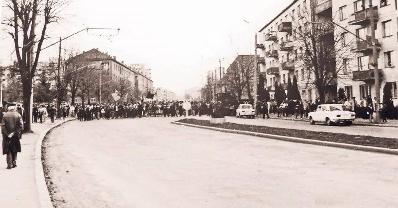 Brașov. 38 de ani. „Am încremenit când am văzut o mare de oameni, îmbrăcați în haine de lucru, veneau dinspre uzina Steagul Roșu/Nu puteam sa vorbesc, sa explic ce vad, nu văzusem în viața mea atâția oameni la un loc/ erau atât de mulți că încă unii erau pe Calea București și alții în Centrul Civic” 4 Brașov. 38 de ani. „Am încremenit când am văzut o mare de oameni, îmbrăcați în haine de lucru, veneau dinspre uzina Steagul Roșu/Nu puteam sa vorbesc, sa explic ce vad, nu văzusem în viața mea atâția oameni la un loc/ erau atât de mulți că încă unii erau pe Calea București și alții în Centrul Civic” 4