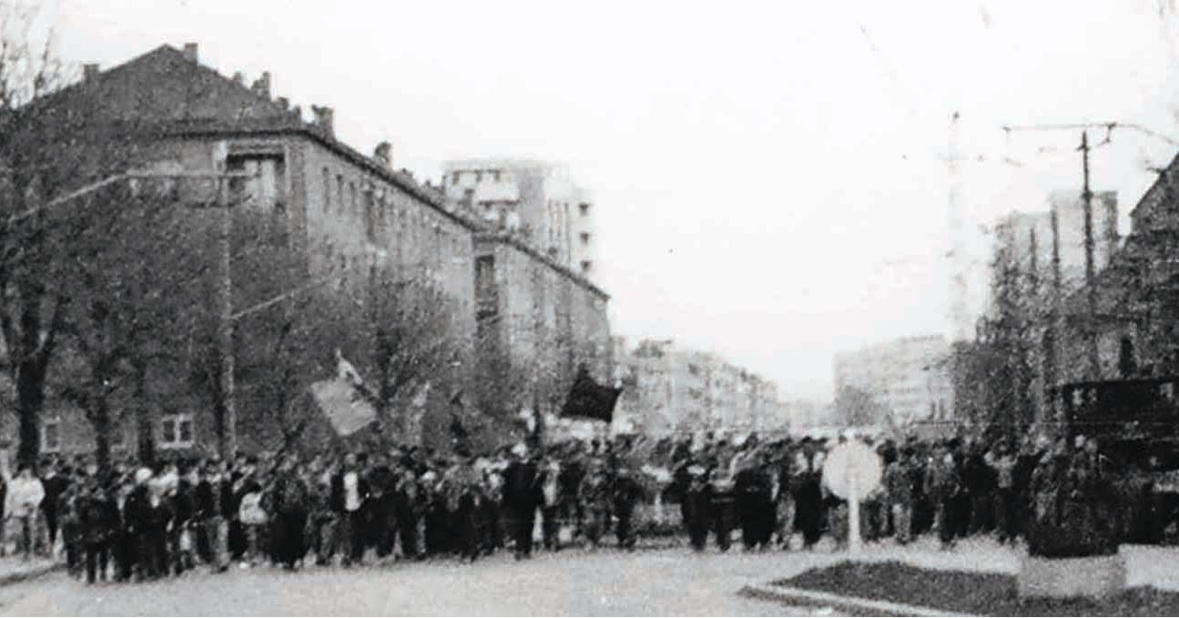 Brașov. 38 de ani. „Am încremenit când am văzut o mare de oameni, îmbrăcați în haine de lucru, veneau dinspre uzina Steagul Roșu/Nu puteam sa vorbesc, sa explic ce vad, nu văzusem în viața mea atâția oameni la un loc/ erau atât de mulți că încă unii erau pe Calea București și alții în Centrul Civic” 3 Brașov. 38 de ani. „Am încremenit când am văzut o mare de oameni, îmbrăcați în haine de lucru, veneau dinspre uzina Steagul Roșu/Nu puteam sa vorbesc, sa explic ce vad, nu văzusem în viața mea atâția oameni la un loc/ erau atât de mulți că încă unii erau pe Calea București și alții în Centrul Civic” 3