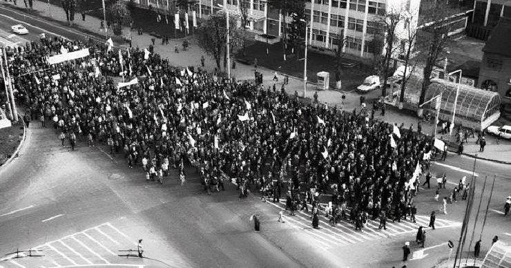 Brașov. 38 de ani. „Am încremenit când am văzut o mare de oameni, îmbrăcați în haine de lucru, veneau dinspre uzina Steagul Roșu/Nu puteam sa vorbesc, sa explic ce vad, nu văzusem în viața mea atâția oameni la un loc/ erau atât de mulți că încă unii erau pe Calea București și alții în Centrul Civic” 1 Brașov. 38 de ani. „Am încremenit când am văzut o mare de oameni, îmbrăcați în haine de lucru, veneau dinspre uzina Steagul Roșu/Nu puteam sa vorbesc, sa explic ce vad, nu văzusem în viața mea atâția oameni la un loc/ erau atât de mulți că încă unii erau pe Calea București și alții în Centrul Civic” 1