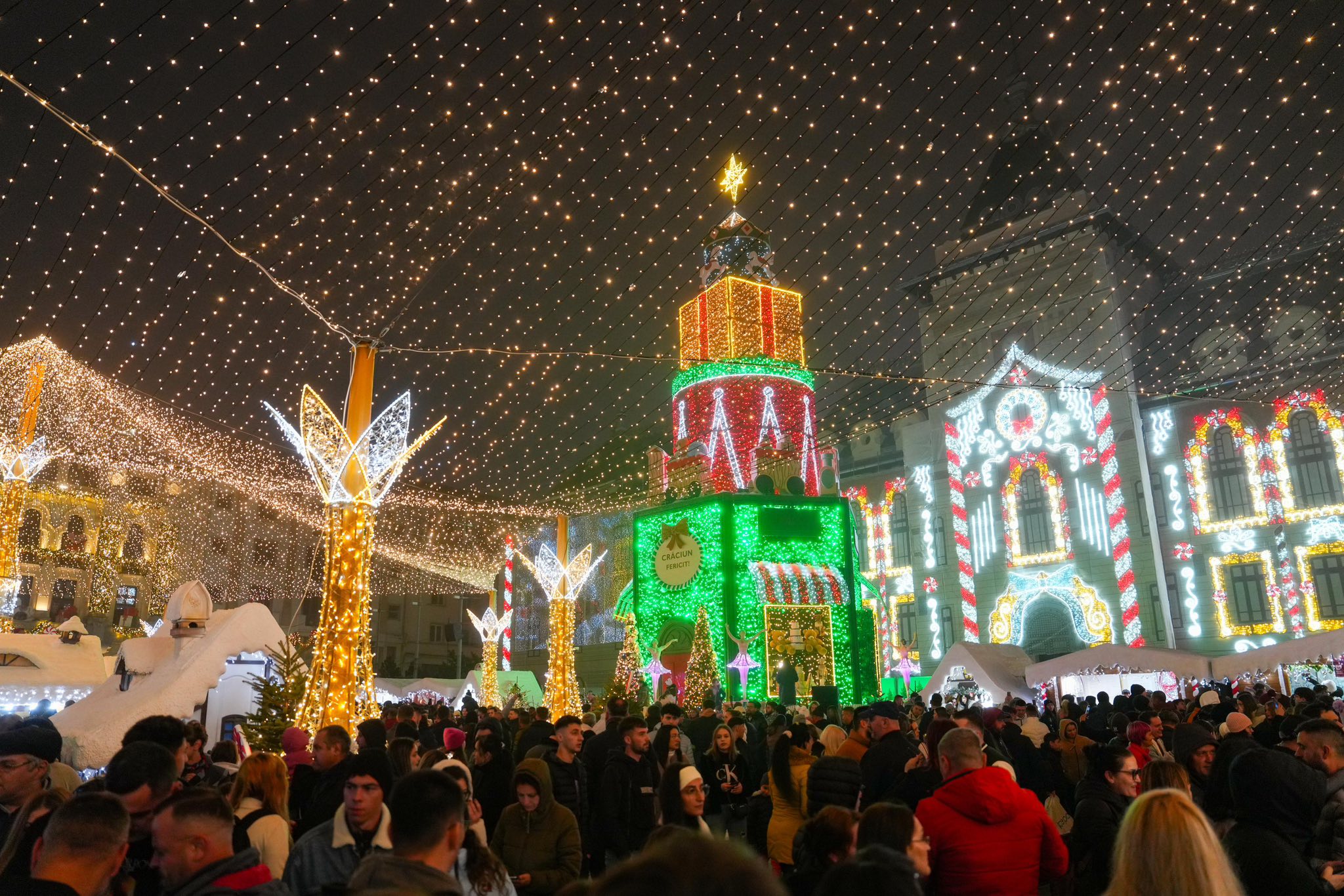 (Foto/Video) Brașovul a rămas doar cu cel mai frumos Brad de Crăciun. S-a deschis Târgul de Crăciun de la Craiova. Imagini spectaculoase cu efectele speciale, ninsoare artificială și apariția zilnică a saniei zburătoare a lui Moș Crăciun 4 (Foto/Video) Brașovul a rămas doar cu cel mai frumos Brad de Crăciun. S-a deschis Târgul de Crăciun de la Craiova. Imagini spectaculoase cu efectele speciale, ninsoare artificială și apariția zilnică a saniei zburătoare a lui Moș Crăciun 4