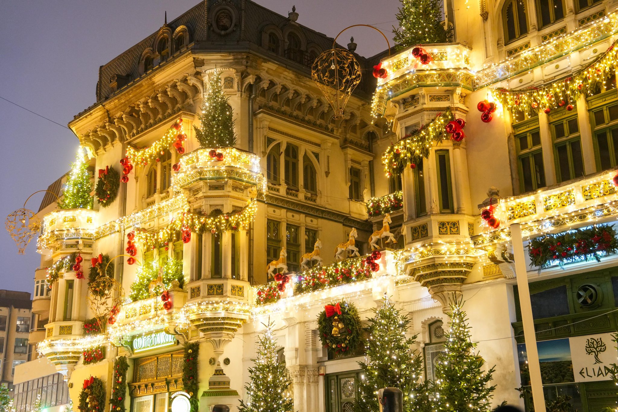 (Foto/Video) Brașovul a rămas doar cu cel mai frumos Brad de Crăciun. S-a deschis Târgul de Crăciun de la Craiova. Imagini spectaculoase cu efectele speciale, ninsoare artificială și apariția zilnică a saniei zburătoare a lui Moș Crăciun 5 (Foto/Video) Brașovul a rămas doar cu cel mai frumos Brad de Crăciun. S-a deschis Târgul de Crăciun de la Craiova. Imagini spectaculoase cu efectele speciale, ninsoare artificială și apariția zilnică a saniei zburătoare a lui Moș Crăciun 5