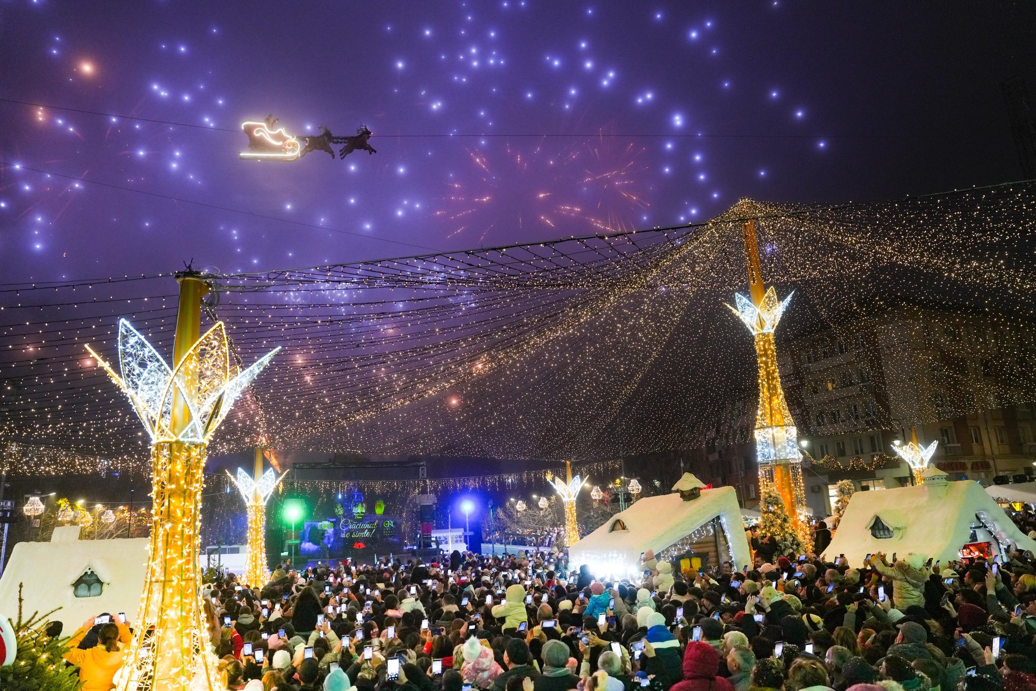 (Foto/Video) Brașovul a rămas doar cu cel mai frumos Brad de Crăciun. S-a deschis Târgul de Crăciun de la Craiova. Imagini spectaculoase cu efectele speciale, ninsoare artificială și apariția zilnică a saniei zburătoare a lui Moș Crăciun 3 (Foto/Video) Brașovul a rămas doar cu cel mai frumos Brad de Crăciun. S-a deschis Târgul de Crăciun de la Craiova. Imagini spectaculoase cu efectele speciale, ninsoare artificială și apariția zilnică a saniei zburătoare a lui Moș Crăciun 3